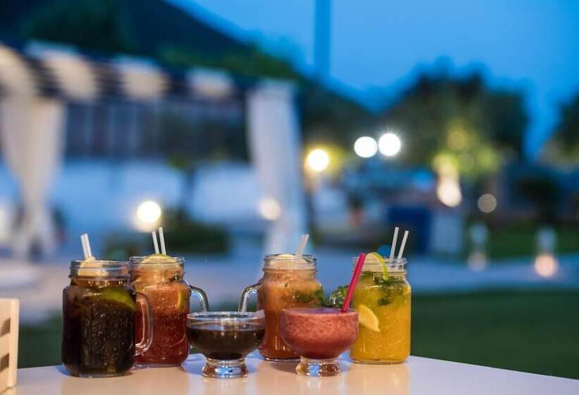 호텔 Akroyiali Resort