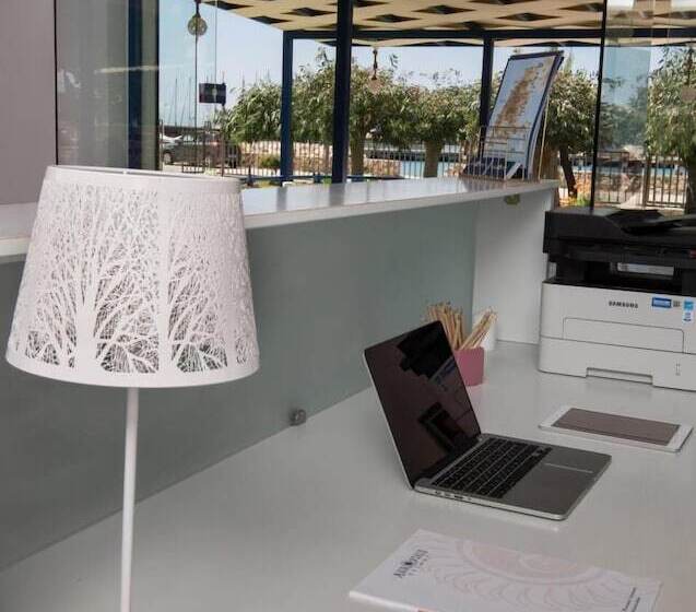 호텔 Akroyiali Resort