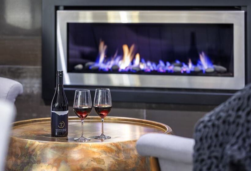 Hidden Lake Hotel & Apartments