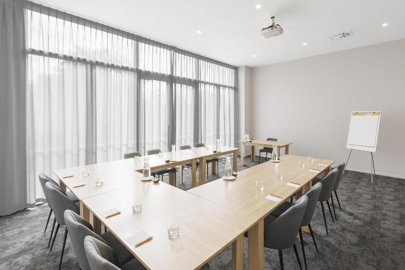 Hidden Lake Hotel & Apartments