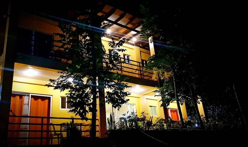 هتل Jim's Castle Inn