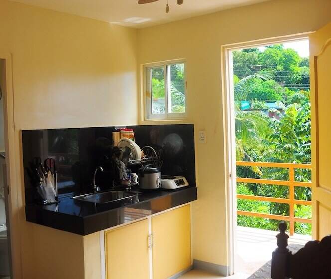 هتل Jim's Castle Inn