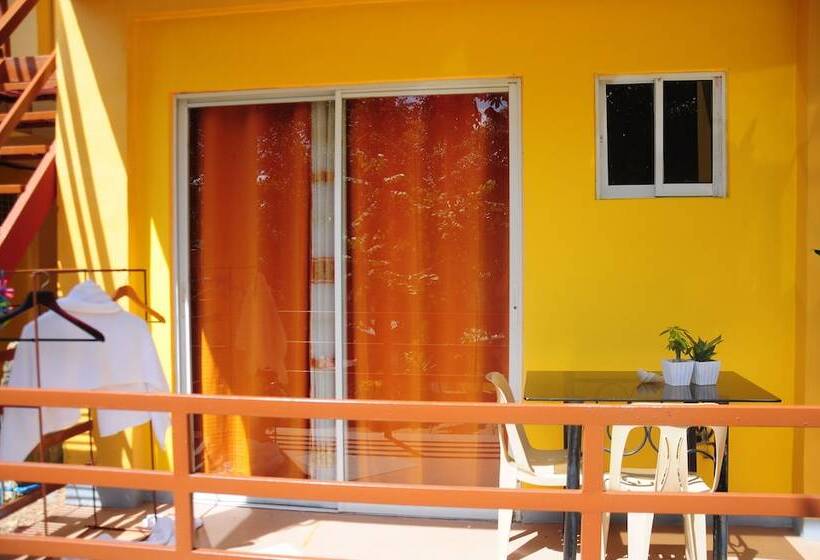 هتل Jim's Castle Inn