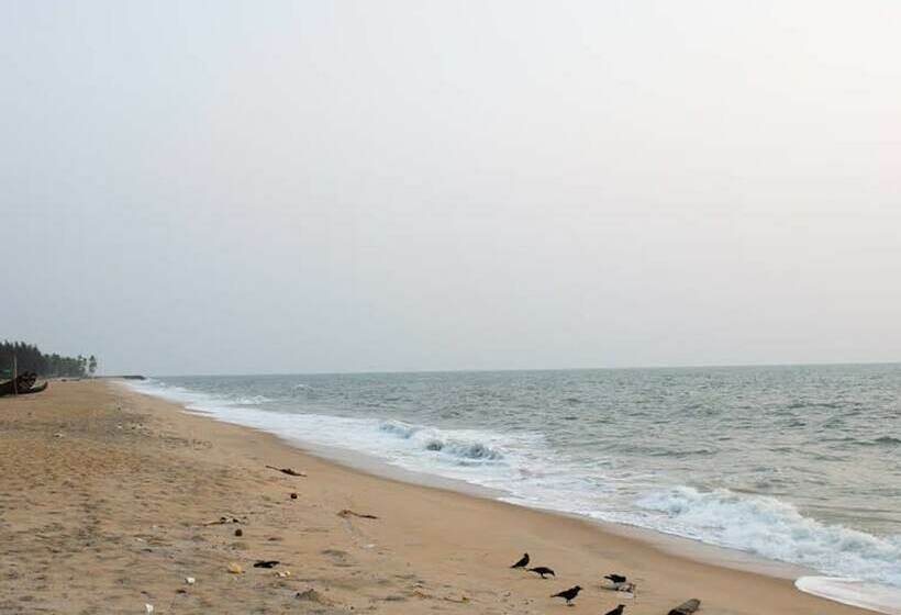 Отель Kuzhupilly Beach House