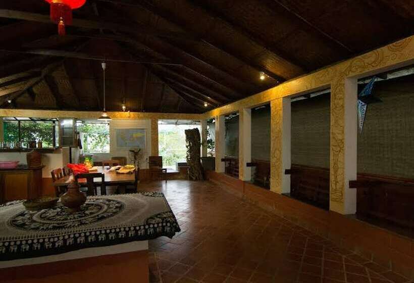 Отель Kuzhupilly Beach House