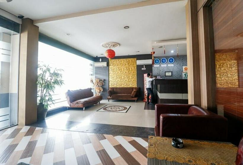 ホテル Reddoorz Plus Near Pasar Wisata