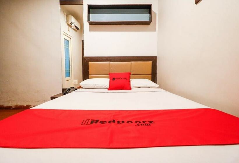 ホテル Reddoorz Plus Near Pasar Wisata
