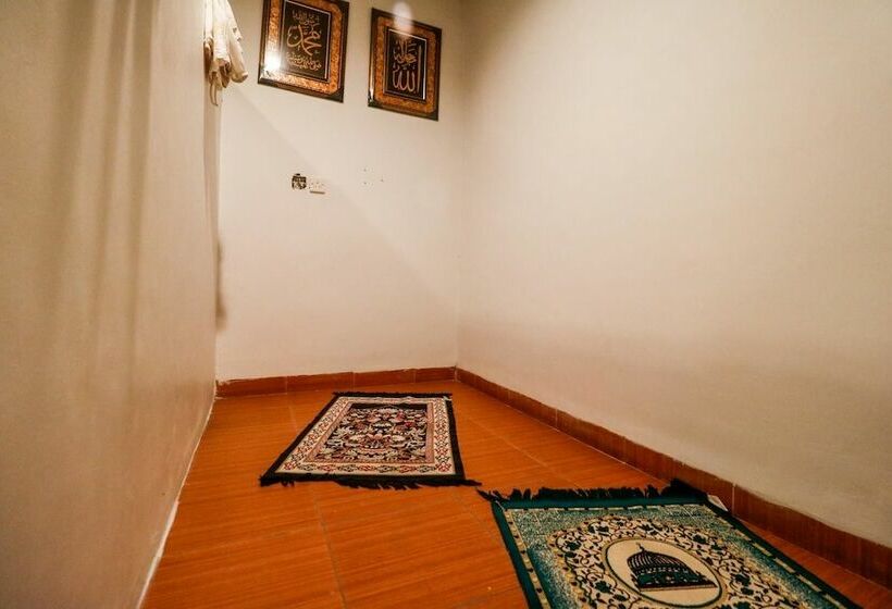 ホテル Reddoorz Plus Near Pasar Wisata