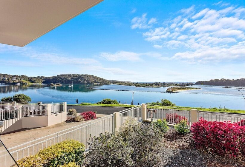 Southbound Escape At The Wharf