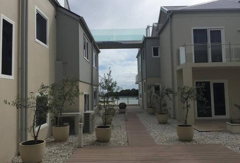 Southbound Escape At The Wharf