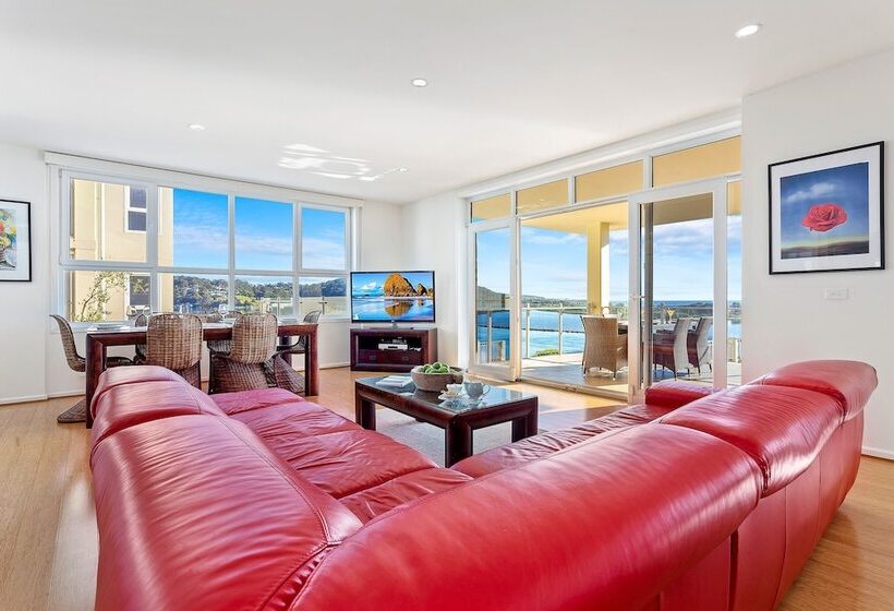 Southbound Escape At The Wharf