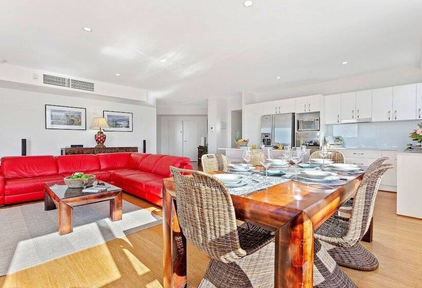 Southbound Escape At The Wharf