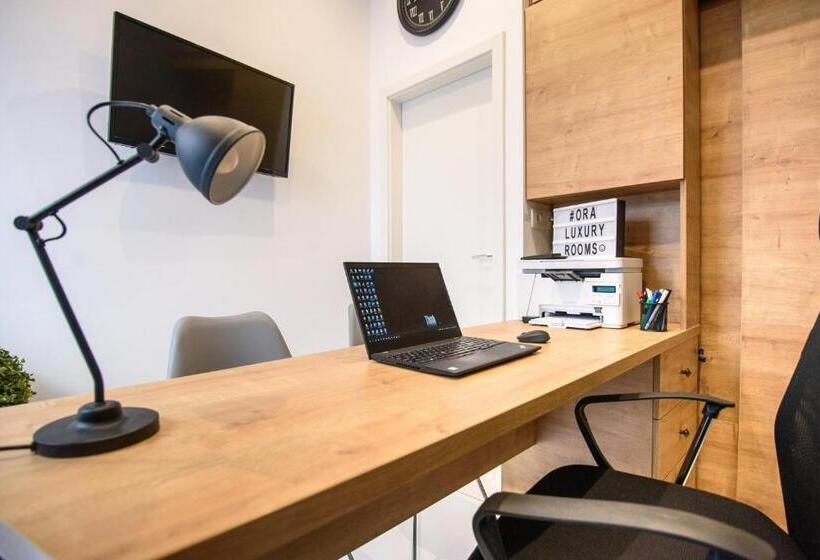 פנסיון Ora Luxury Rooms