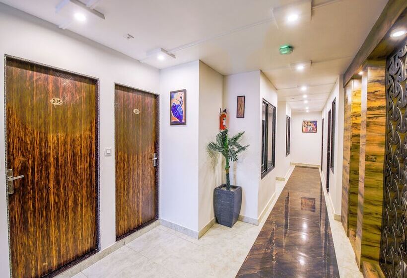 Отель Jeelan Palace