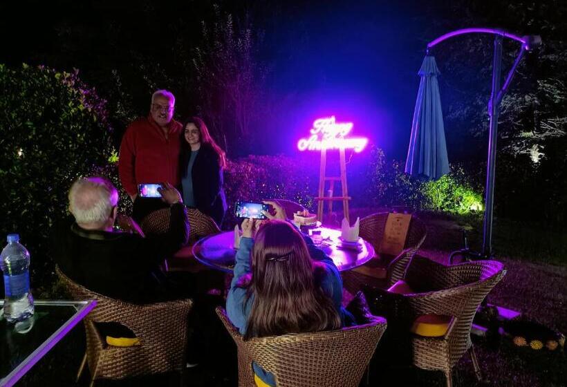 هتل Marys Cottages