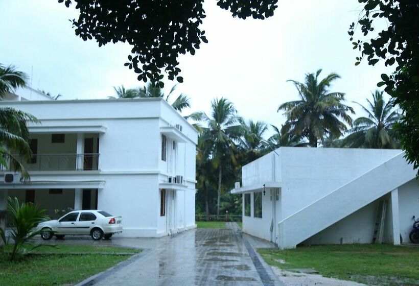 هتل Travancore Island Resort