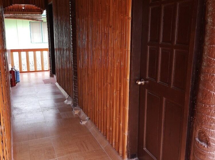 펜션 Guanna's Place Room And Resto Bar