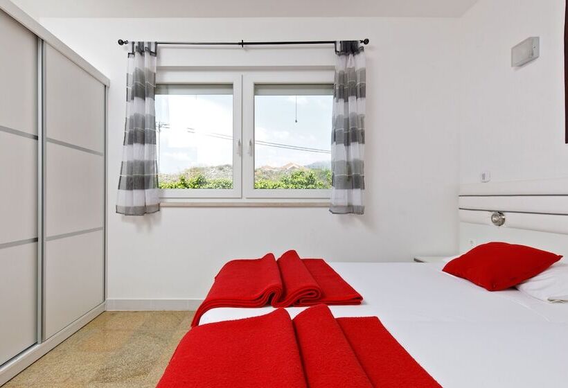 Ark Beach Apartments