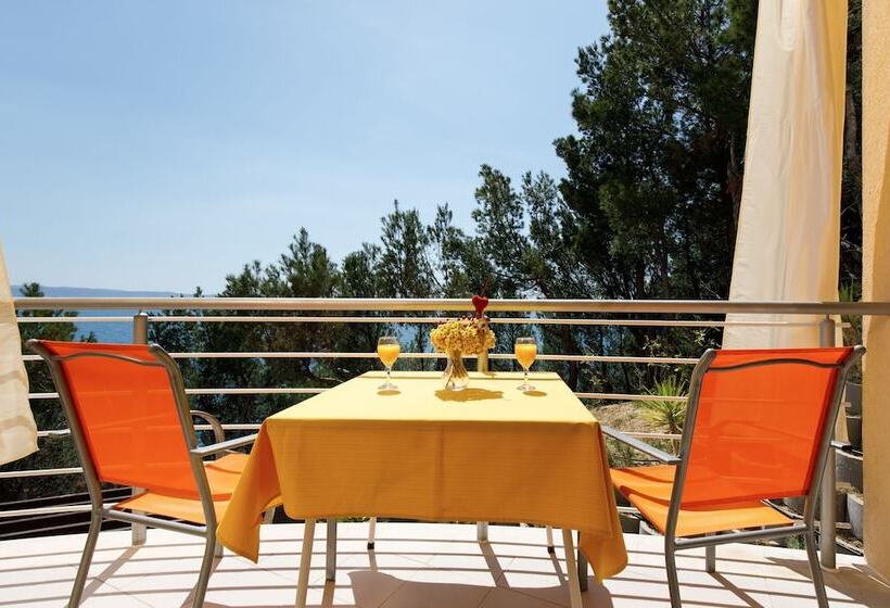 Ark Beach Apartments