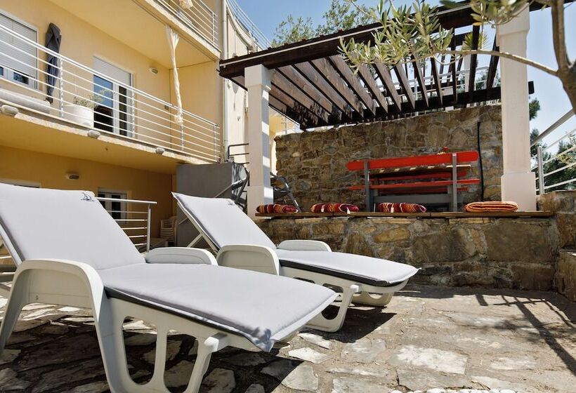 Ark Beach Apartments