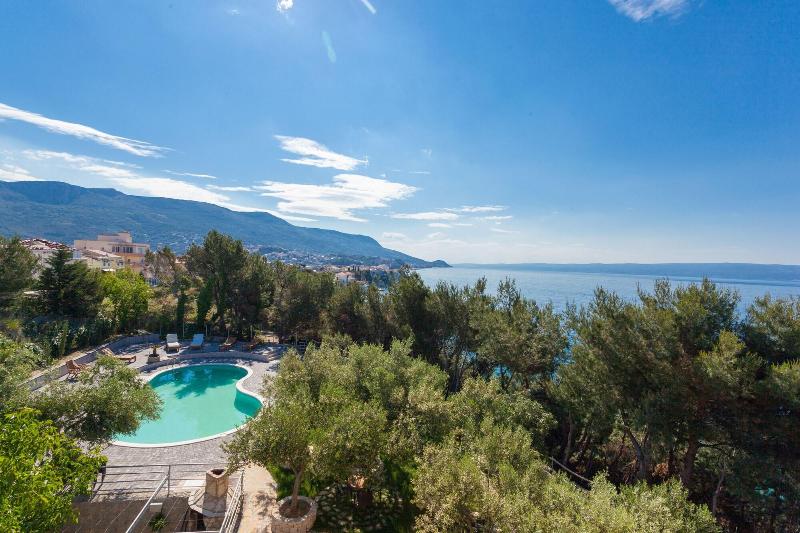 Ark Beach Apartments