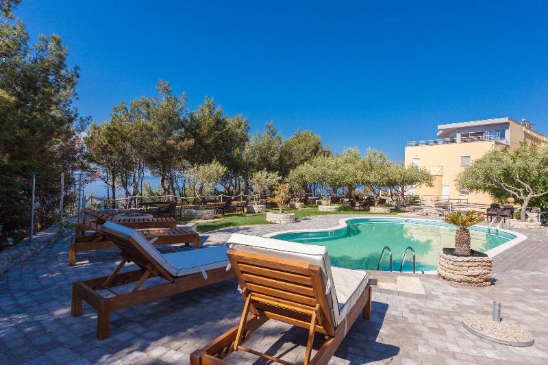 Ark Beach Apartments