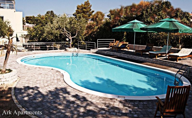 Ark Beach Apartments