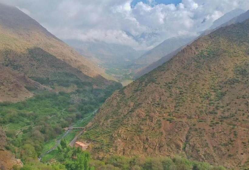 تختخواب و صبحانه Berber Family Lodge