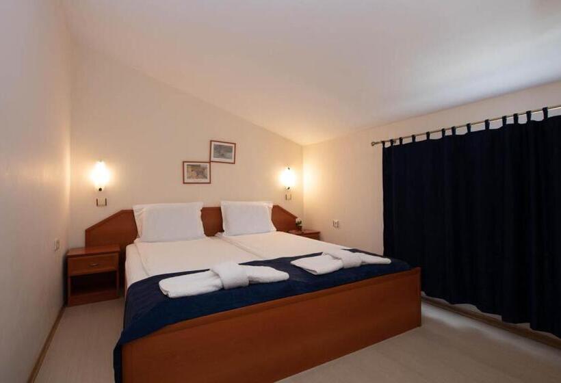 Amon Ra Hotel Family