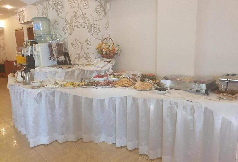 Amon Ra Hotel Family