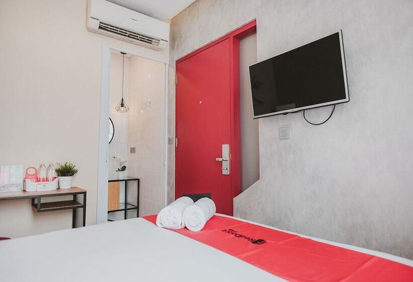 Отель Reddoorz Plus @ Thamrin