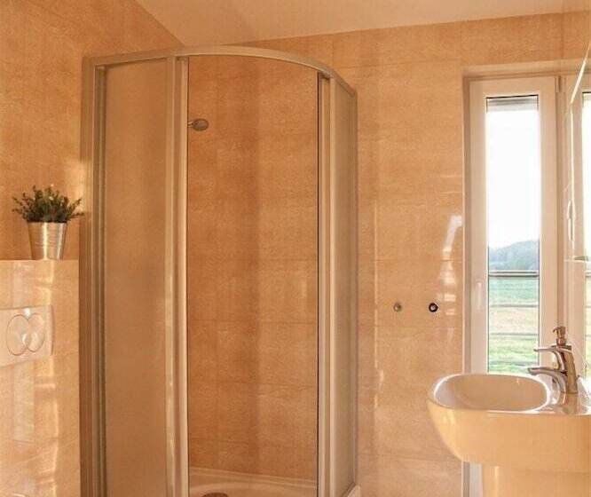 هتل Willa Pod Cyprysami