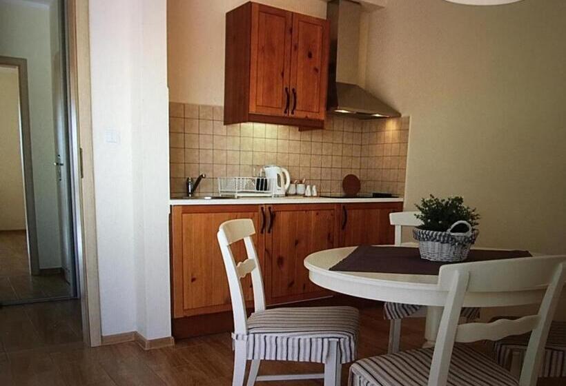 هتل Willa Pod Cyprysami