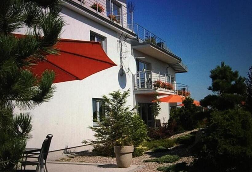 هتل Willa Pod Cyprysami