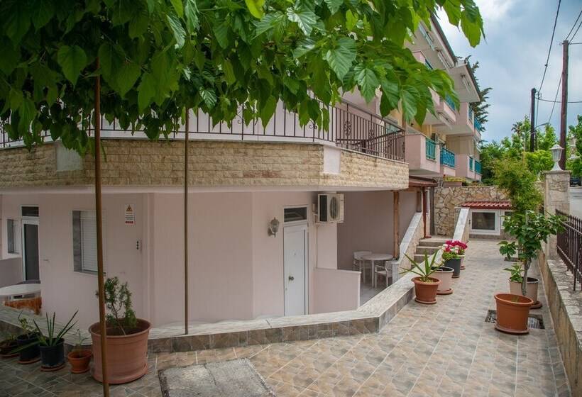 פנסיון Chris Apartments