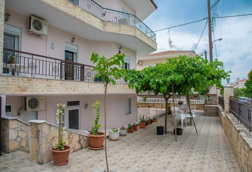 פנסיון Chris Apartments