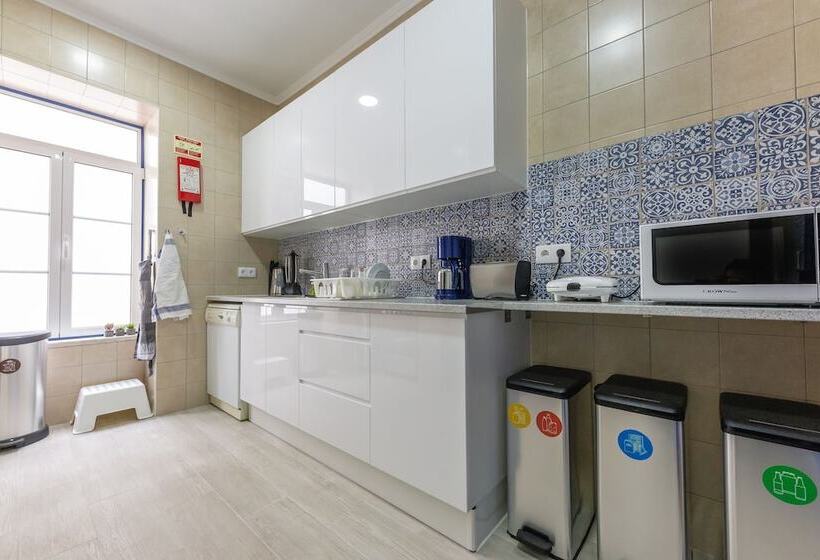 Help Yourself Hostels  Parede