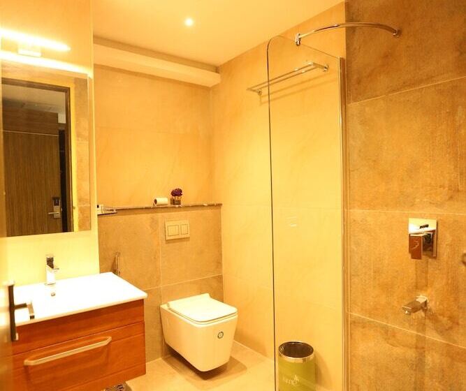 هتل Jump In & Out