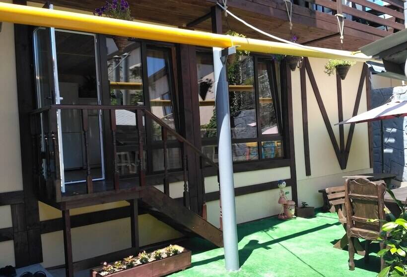 Olvia Guesthouse   Hostel