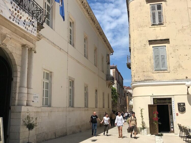 بنسيون Zara Palace   Design Rooms