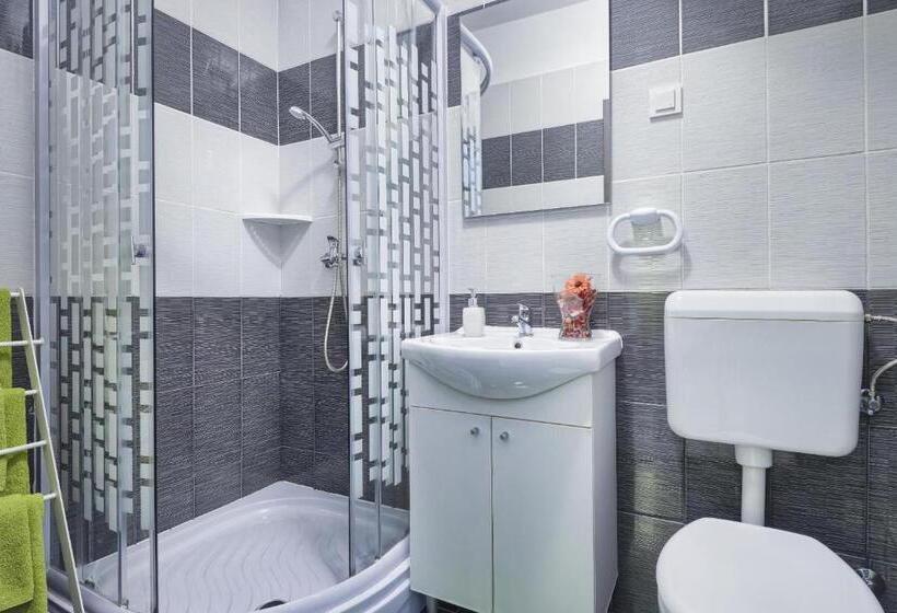 Top Center Rooms & Studio