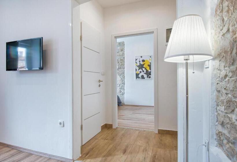 Top Center Rooms & Studio