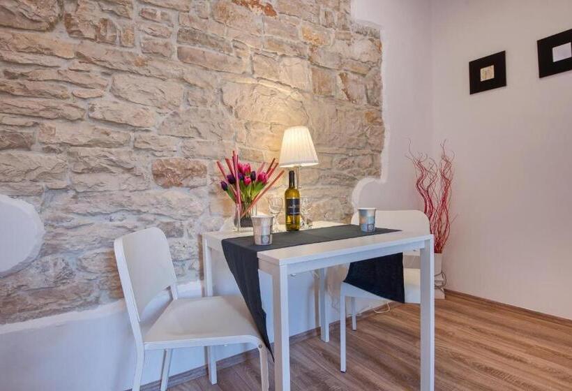 Top Center Rooms & Studio