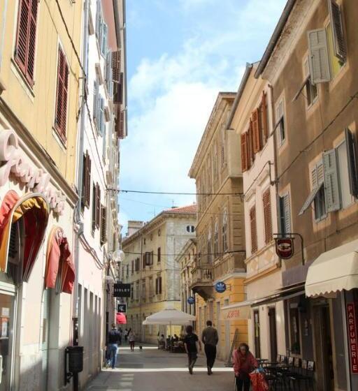 Top Center Rooms & Studio