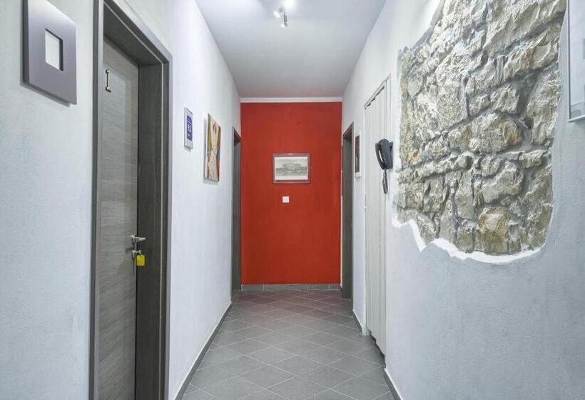 Top Center Rooms & Studio