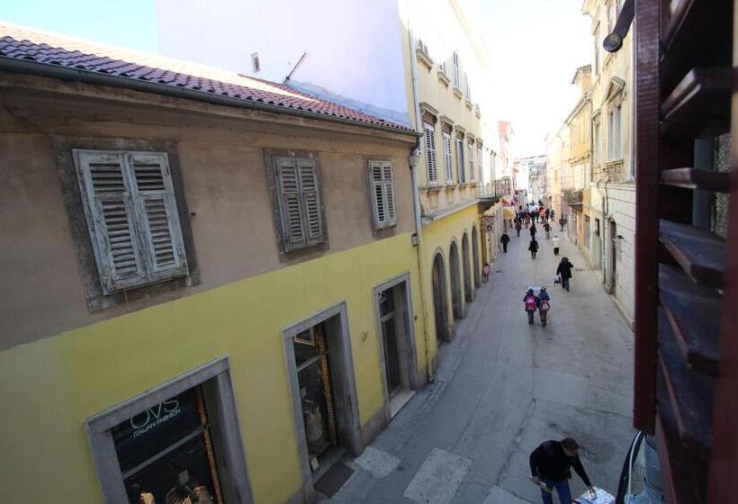 Top Center Rooms & Studio