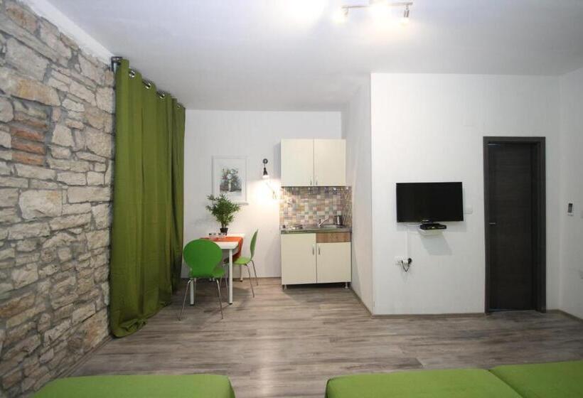 Top Center Rooms & Studio