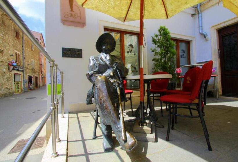 Top Center Rooms & Studio