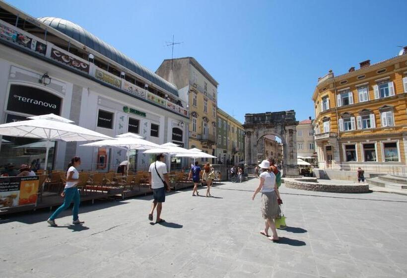 Top Center Rooms & Studio