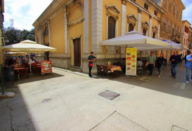 Top Center Rooms & Studio